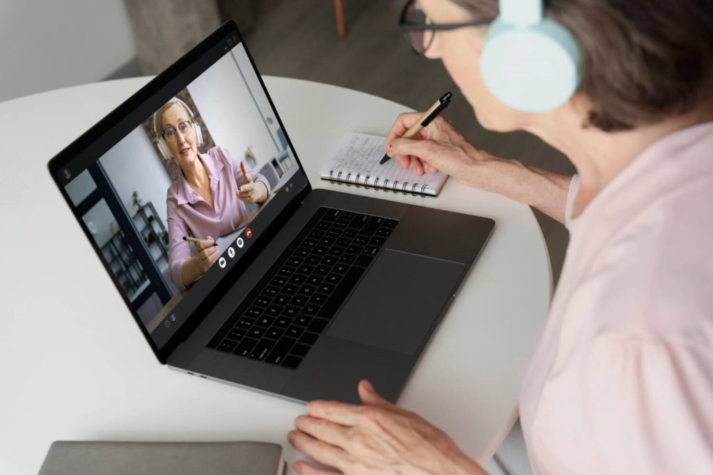 Virtuelni asistent organizuje zadatke i komunicira sa klijentom putem interneta.