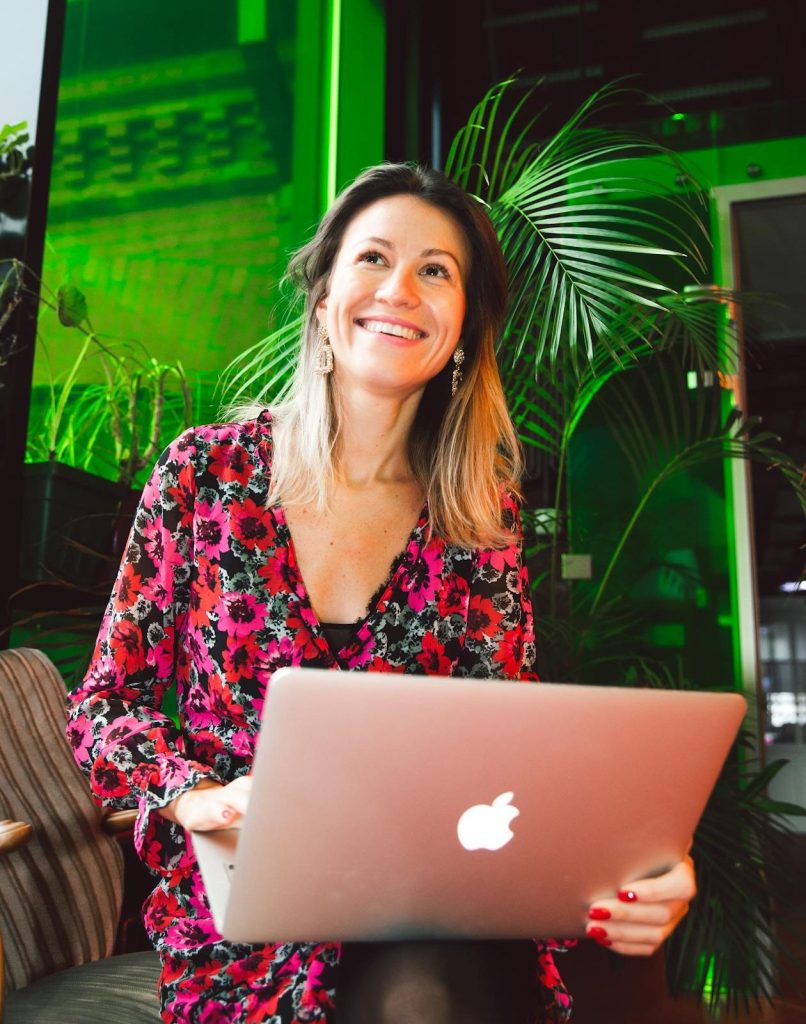 Mirna scena sa biljkama i laptopom koja simbolizuje unutrašnju sigurnost i balans.