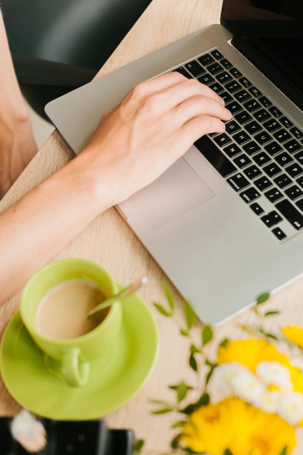 Komunikacija sa klijentima u online biznisu putem laptopa i emaila