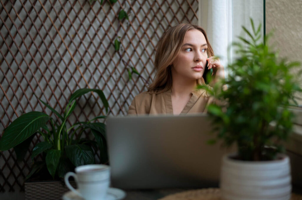 Žena radi od kuće na laptopu i fokusirano obavlja zadatke kao virtuelni asistent
