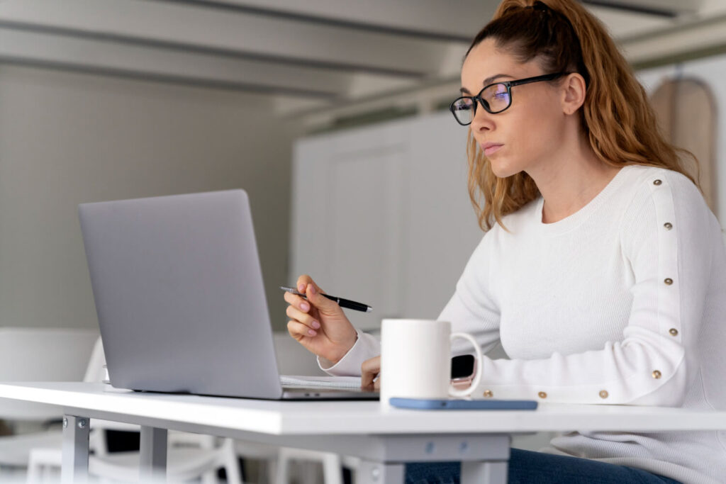 Administrativni poslovi virtuelne asistentkinje kao što su rad sa podacima i email komunikacija